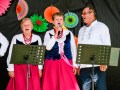 Dożynki sołeckie w Nawodzicach - na scenie zespół śpiewaczy z Gorzyczan