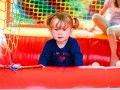 Dożynki sołeckie w Nawodzicach - zabawy dzieci ma dmuchańcach