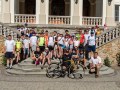 Rajd rowerowy - zdjęcie grupowe na schodach Pałacu w Górkach
