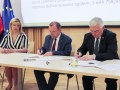 Skarbnik Gminy Klimontów Anna Sobolewska i przedstawiciele Województwa Świętokrzyskiego podpisują umowę