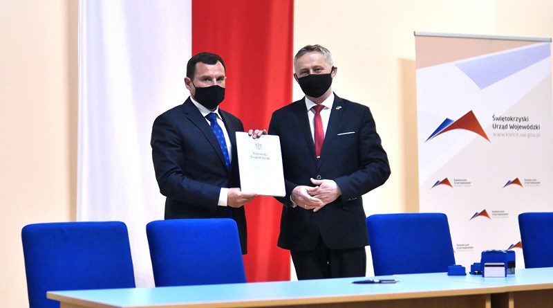 Burmistrz Miasta i Gminy Klimontów Marek Goździewski oraz Wojewod Świętokrzyski Zbigniew Koniusz po podpisaniu umowy
