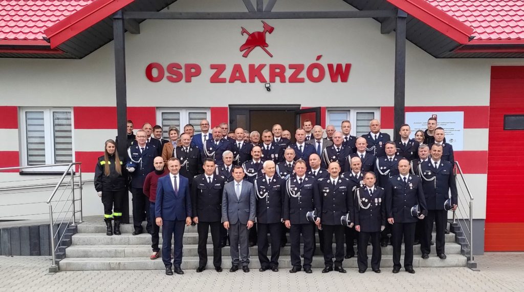 Uczestnicy XII Zjazdu Oddziału Miejsko-Gminnego Związku Ochotniczych Straży Pożarnych Rzeczypospolitej Polskiej w Klimontowie