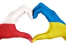 Dłonie w kolorach flag Pl i UKR