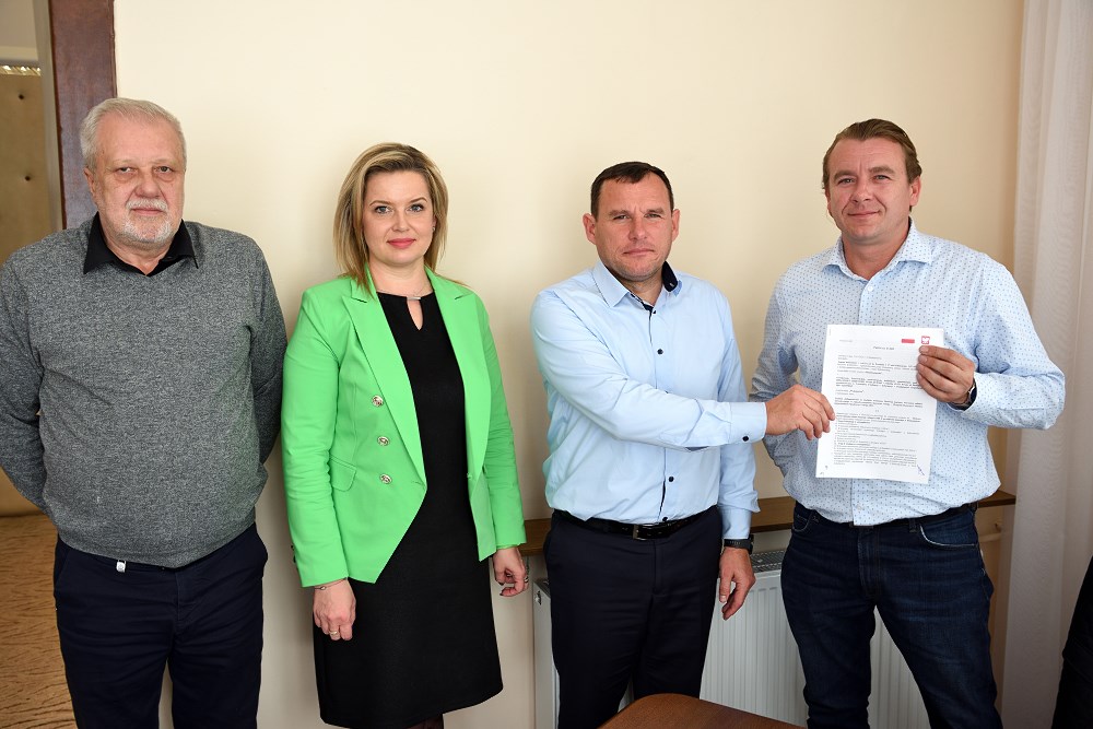 Podpisanie umowy na remont i modernizacja bieżni okrężnej o długości 400 m na stadionie miejskim w Klimontowie