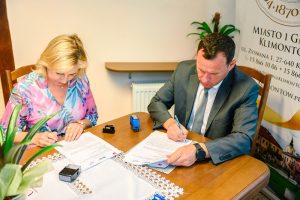 Burmistrz i Magdalena Wiśniewska podpisują umowę